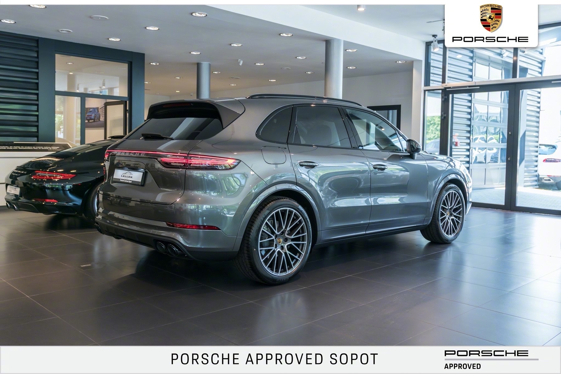 全系改为贯穿式尾灯后，和macan更像了