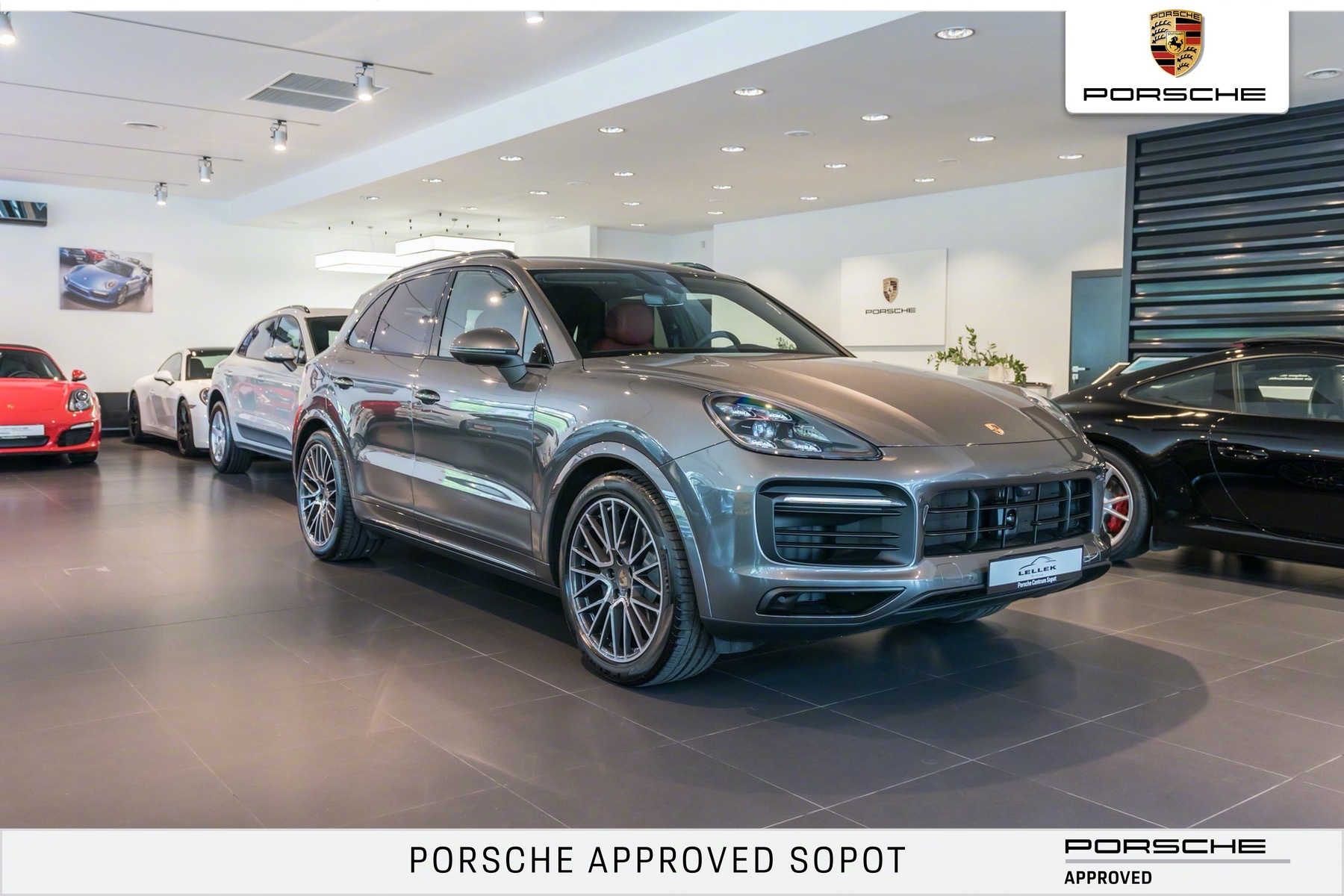 全系改为贯穿式尾灯后，和macan更像了