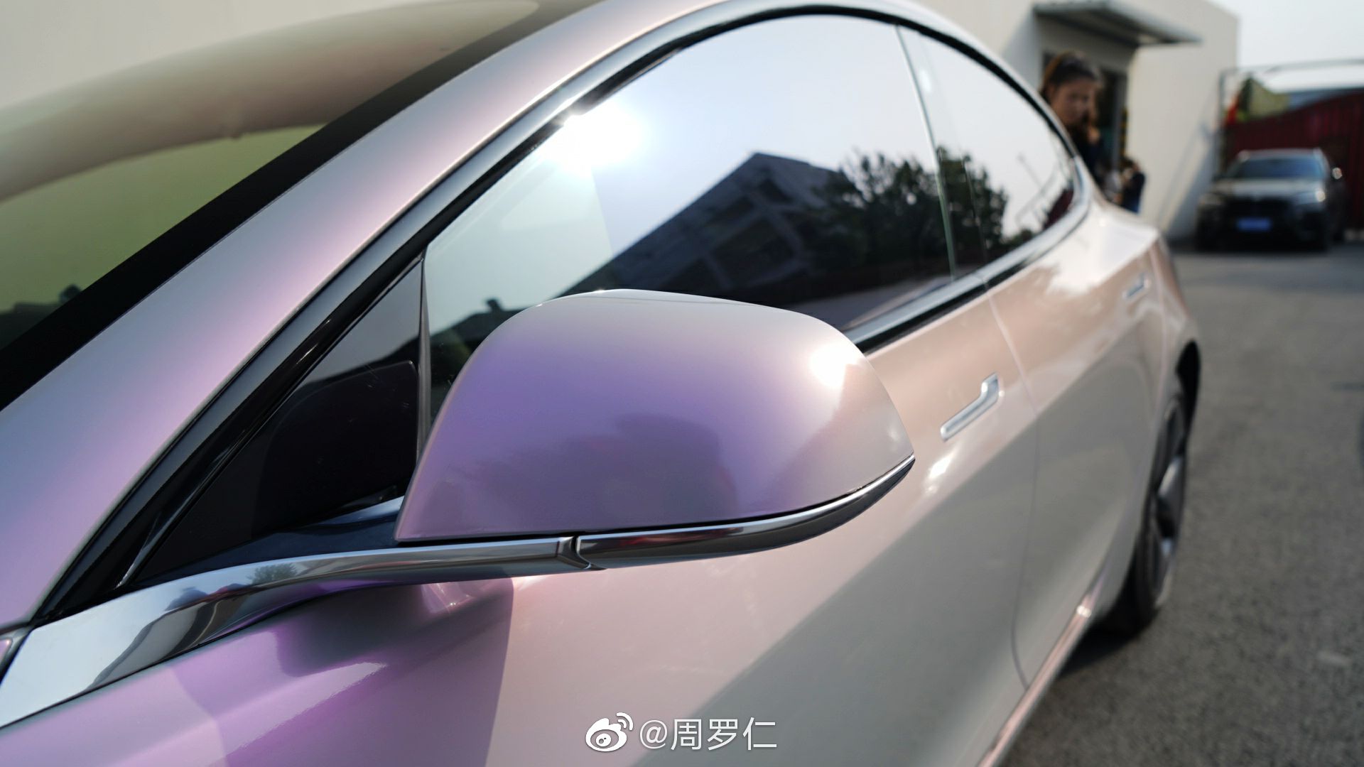 汽车美图大赏：特斯拉车身改色——梦幻灰