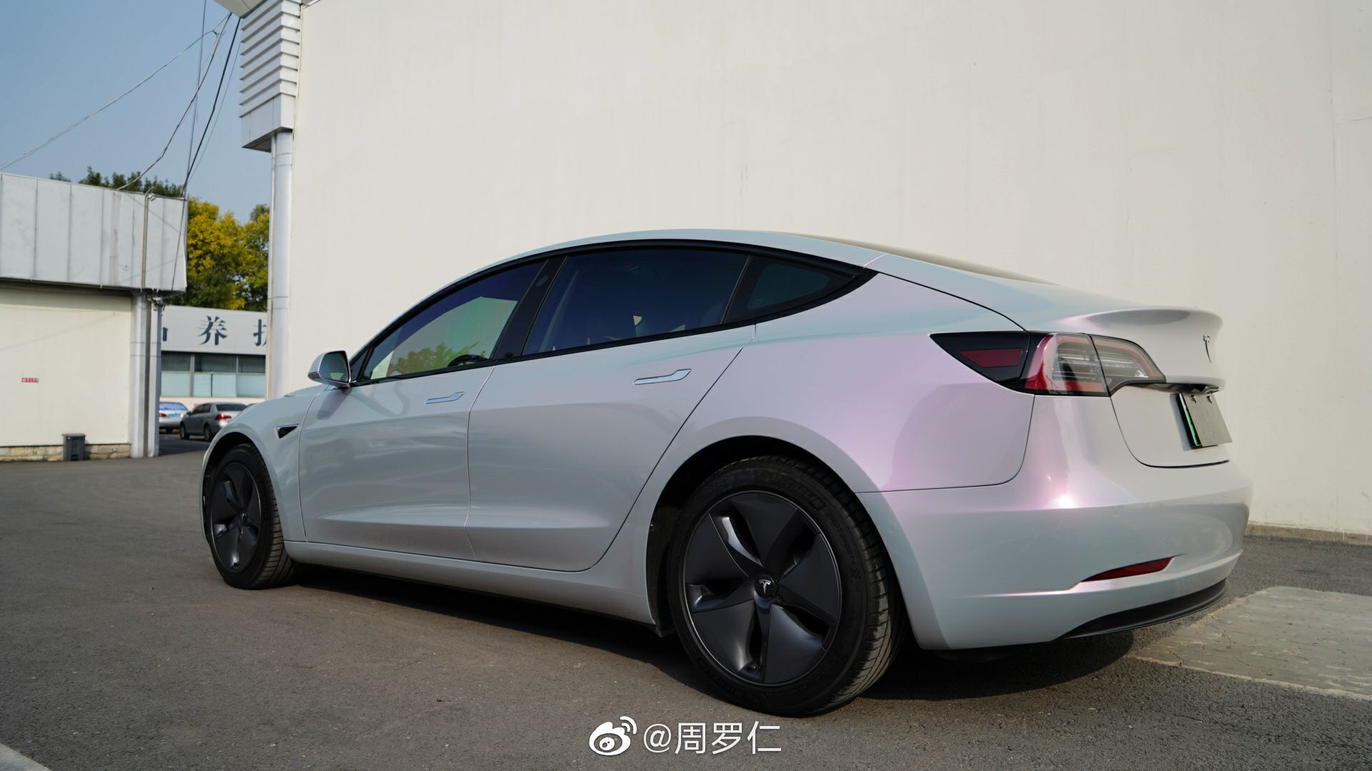 汽车美图大赏：特斯拉车身改色——梦幻灰