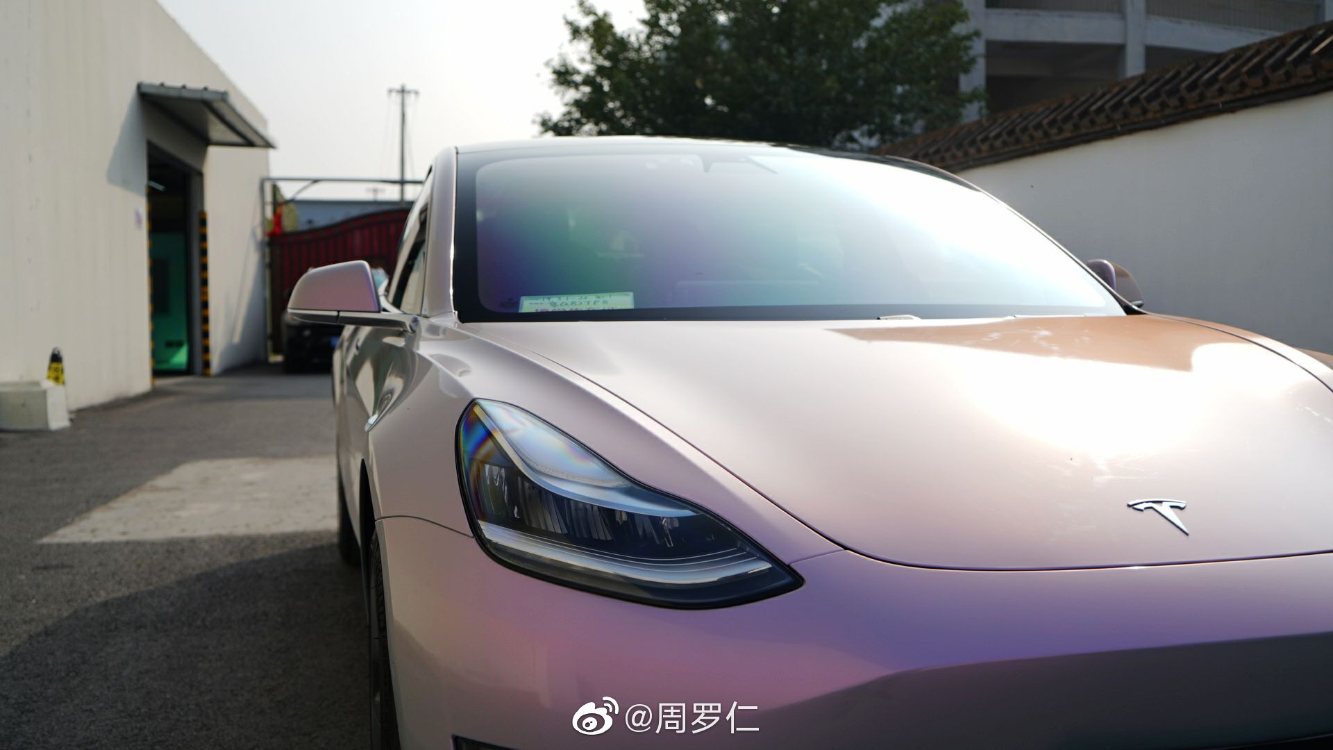 汽车美图大赏：特斯拉车身改色——梦幻灰