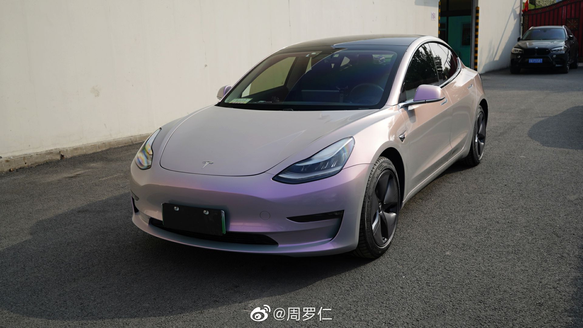 汽车美图大赏：特斯拉车身改色——梦幻灰