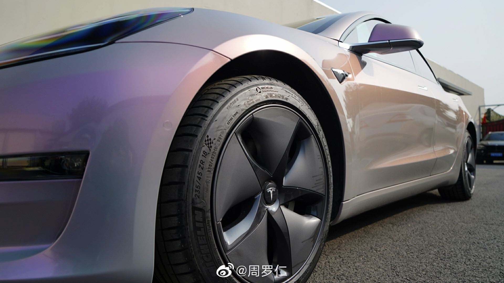 汽车美图大赏：特斯拉车身改色——梦幻灰