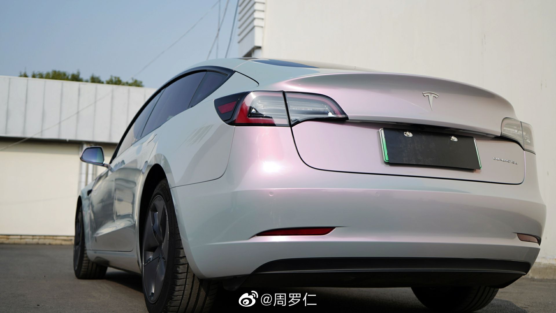 汽车美图大赏：特斯拉车身改色——梦幻灰