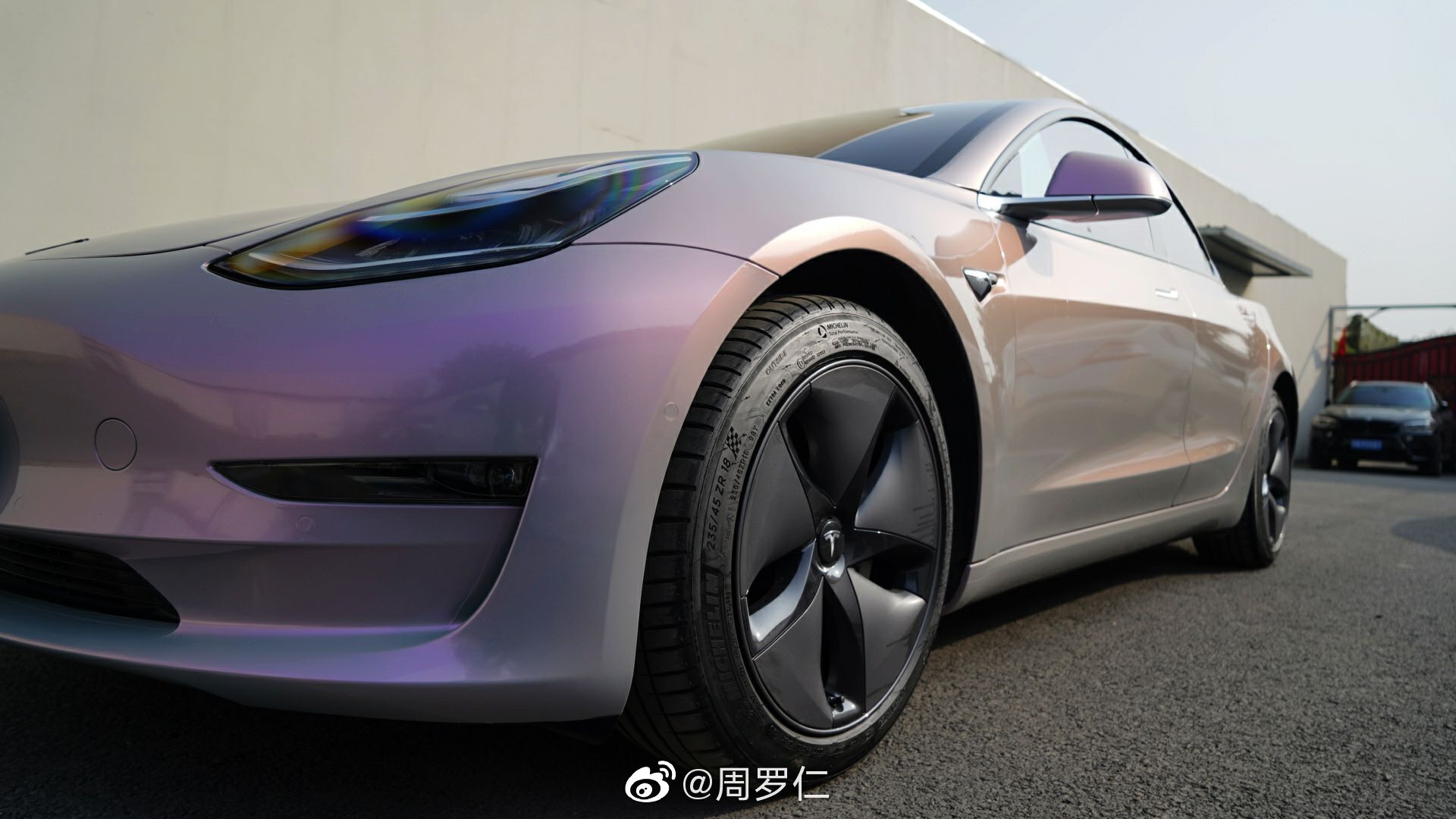 汽车美图大赏：特斯拉车身改色——梦幻灰