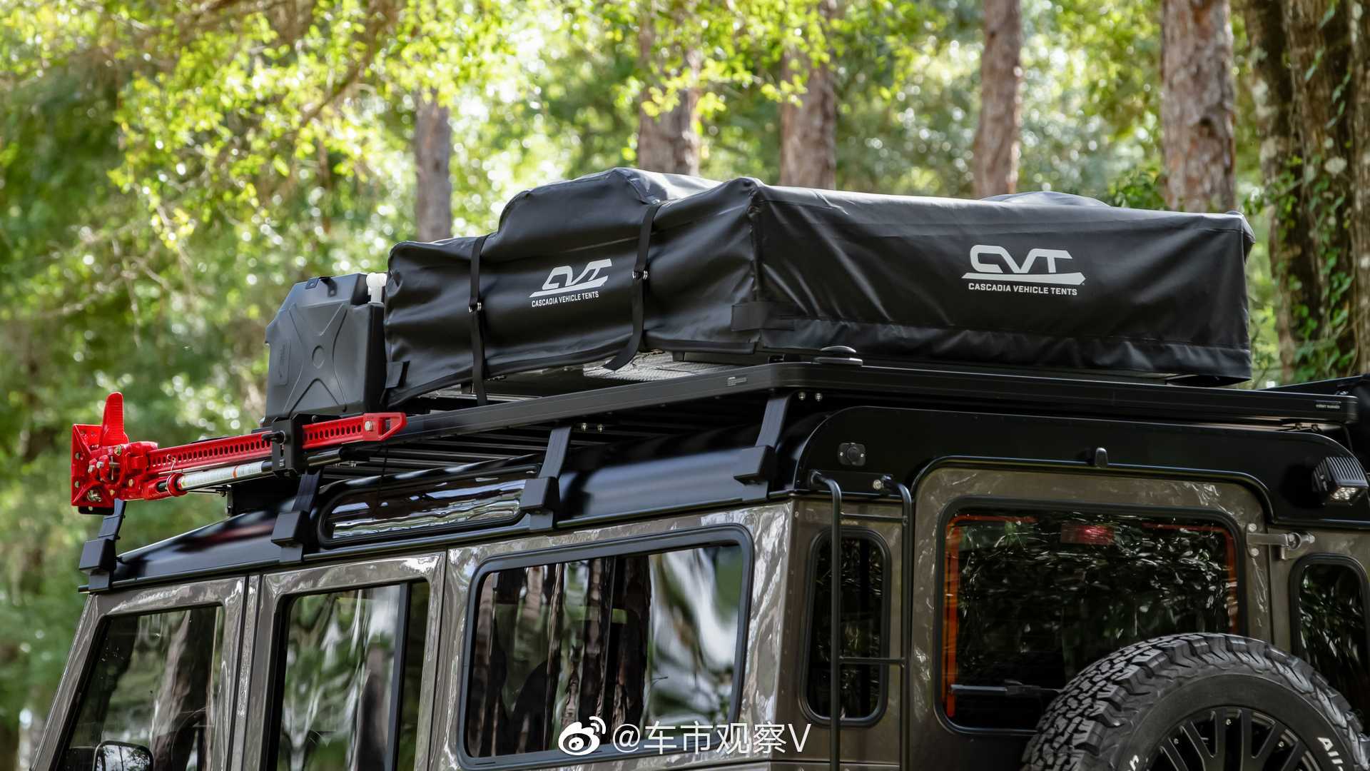 路虎卫士：距离公寓只有一个帐篷的距离。