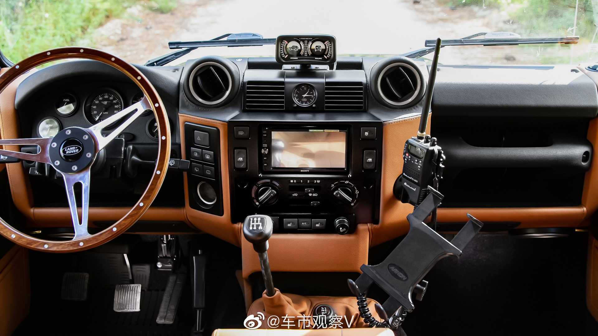 路虎卫士：距离公寓只有一个帐篷的距离。