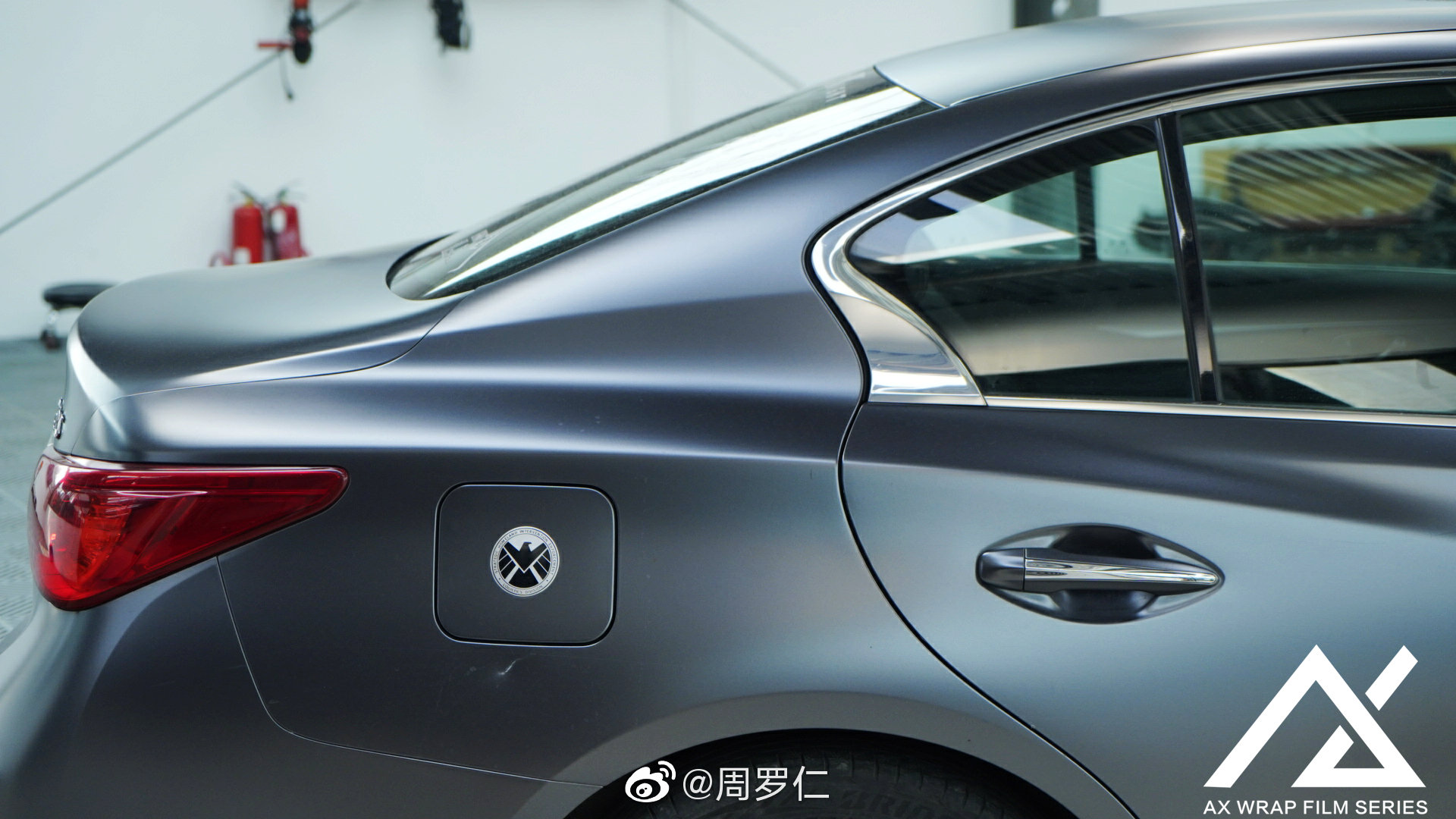 好看的汽车图片：英菲尼迪车身改色施工完毕