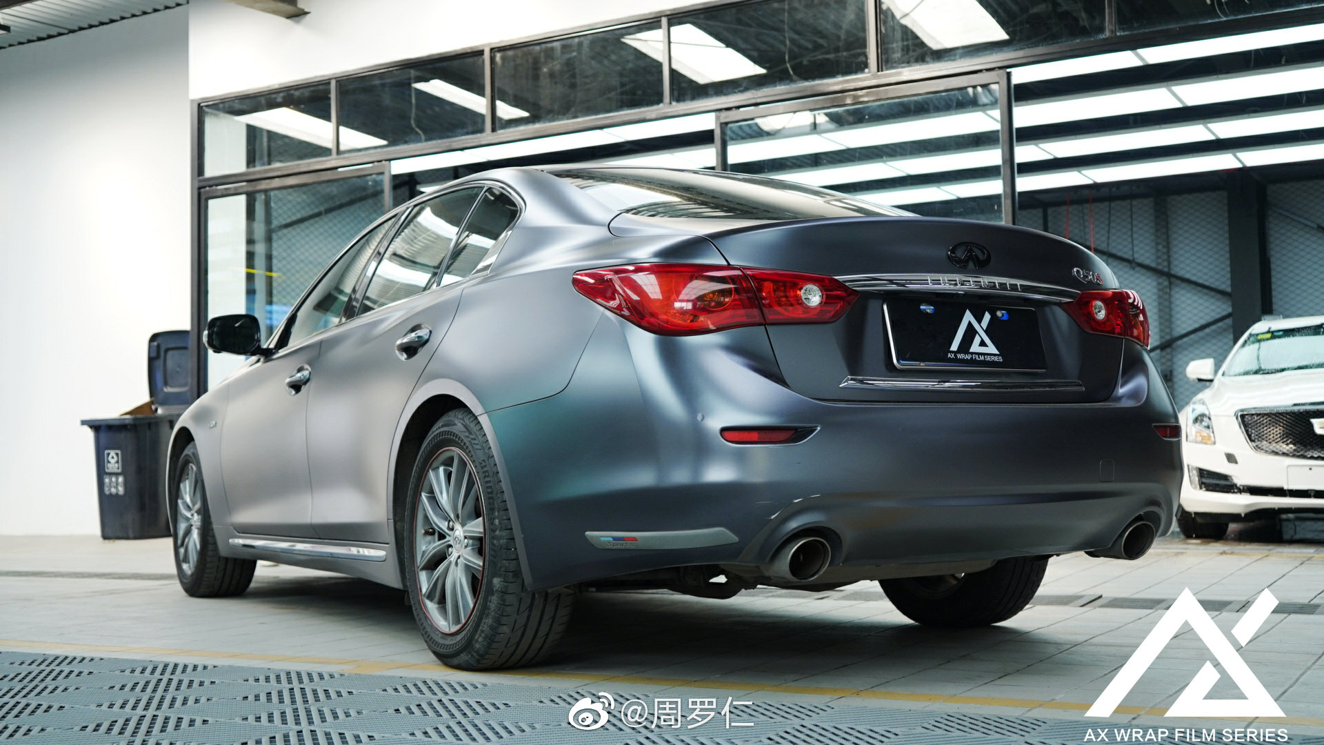 好看的汽车图片：英菲尼迪车身改色施工完毕