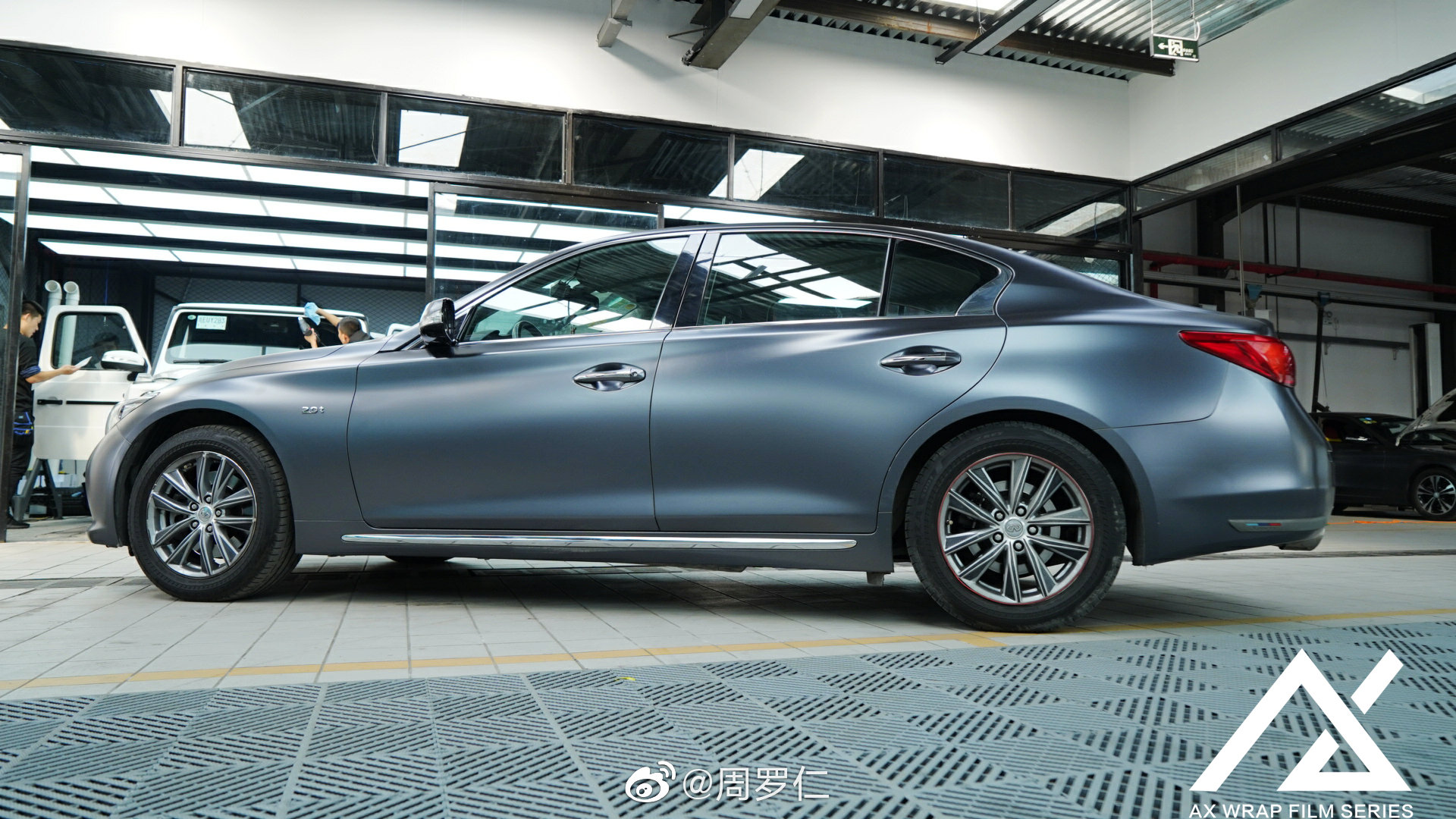 好看的汽车图片：英菲尼迪车身改色施工完毕