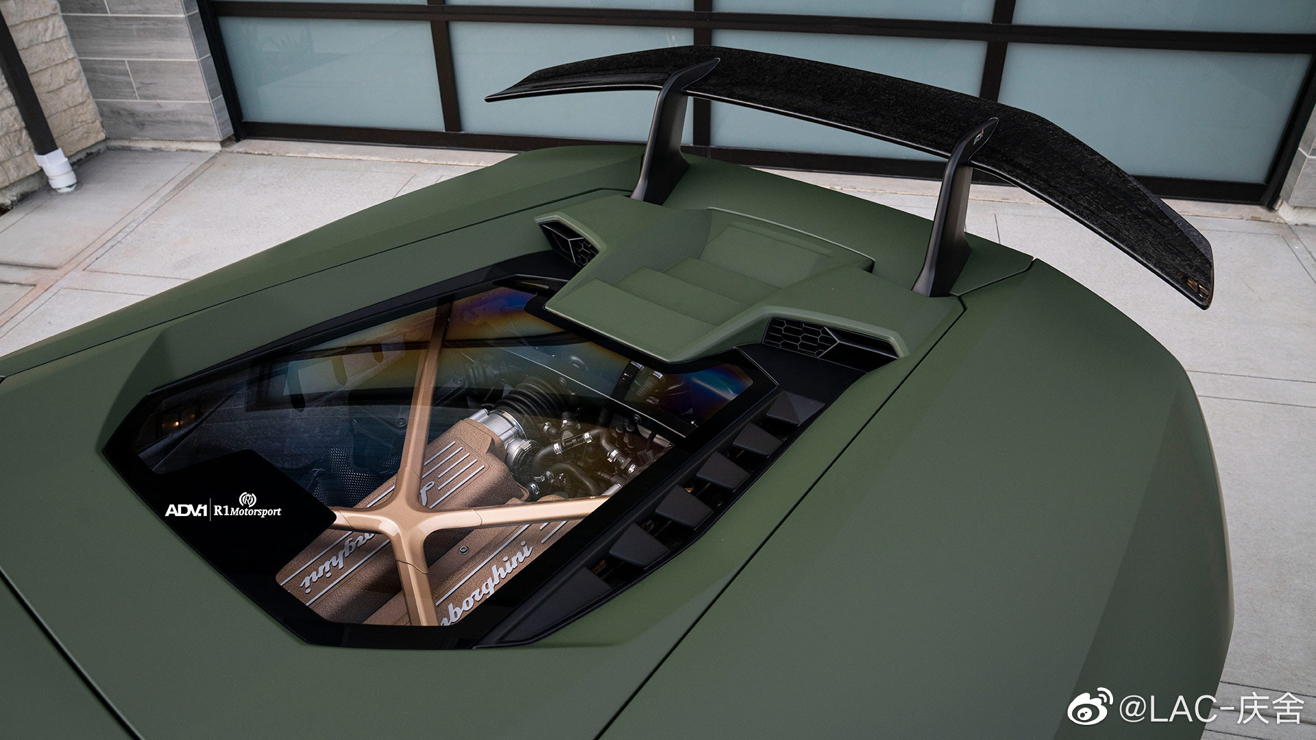 哑光军绿Lamborghini Huracan Performante，这个配色挺舒服！