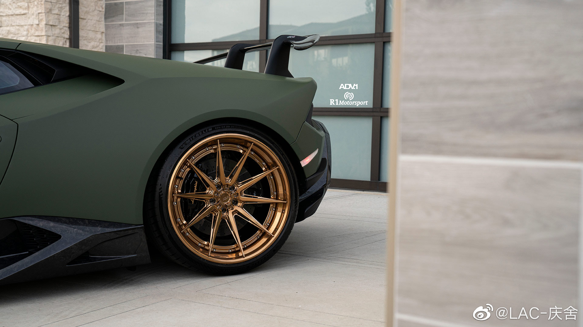 哑光军绿Lamborghini Huracan Performante，这个配色挺舒服！