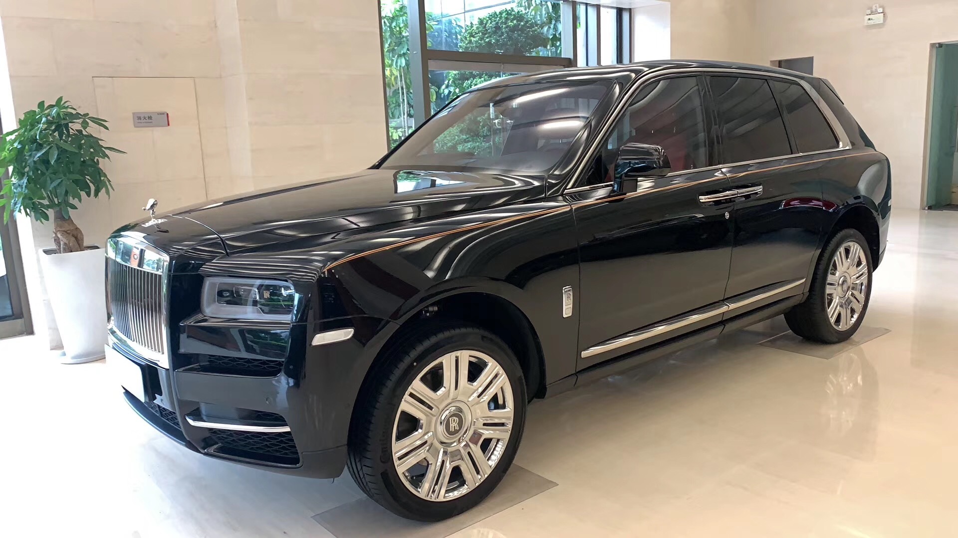 黑红四座库里南 650万含消费税 经典配色