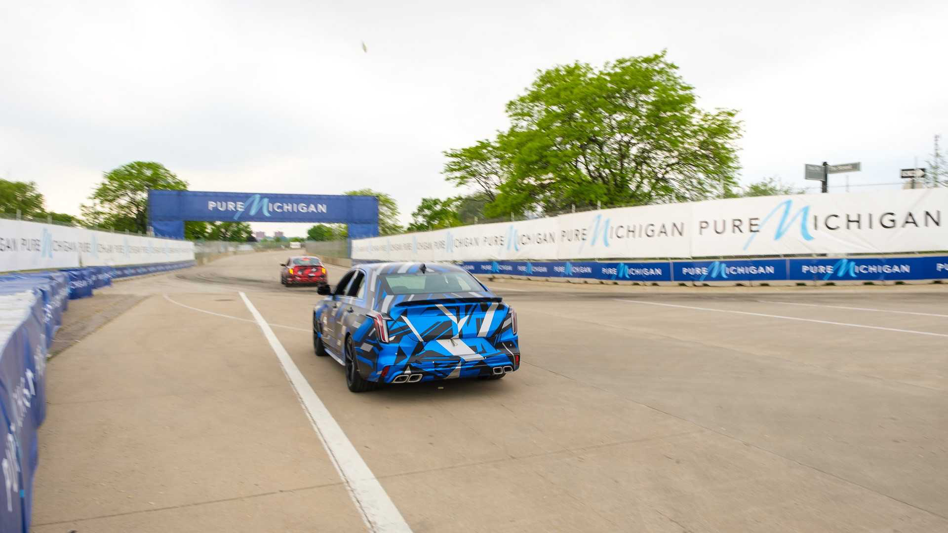 Cadillac CT4-V Blackwing 和 CT5-V Blackwing。