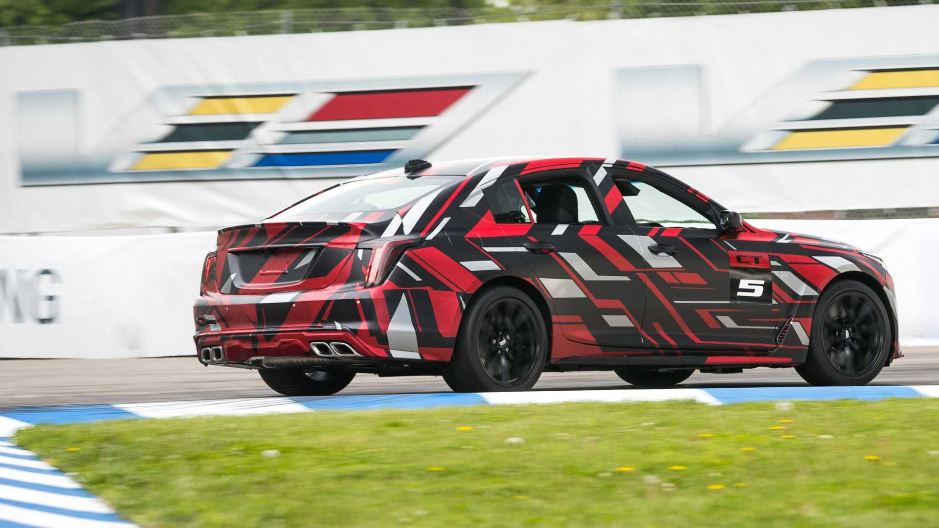 Cadillac CT4-V Blackwing 和 CT5-V Blackwing。