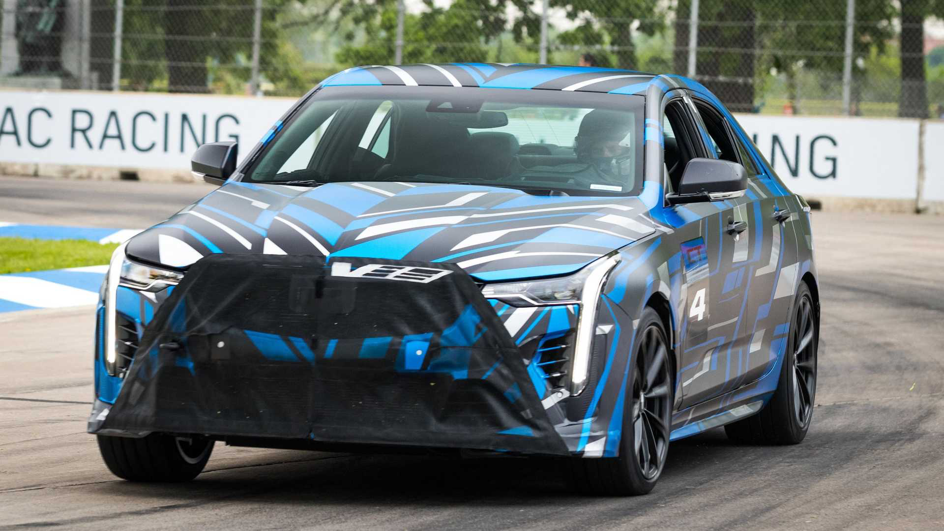 Cadillac CT4-V Blackwing 和 CT5-V Blackwing。