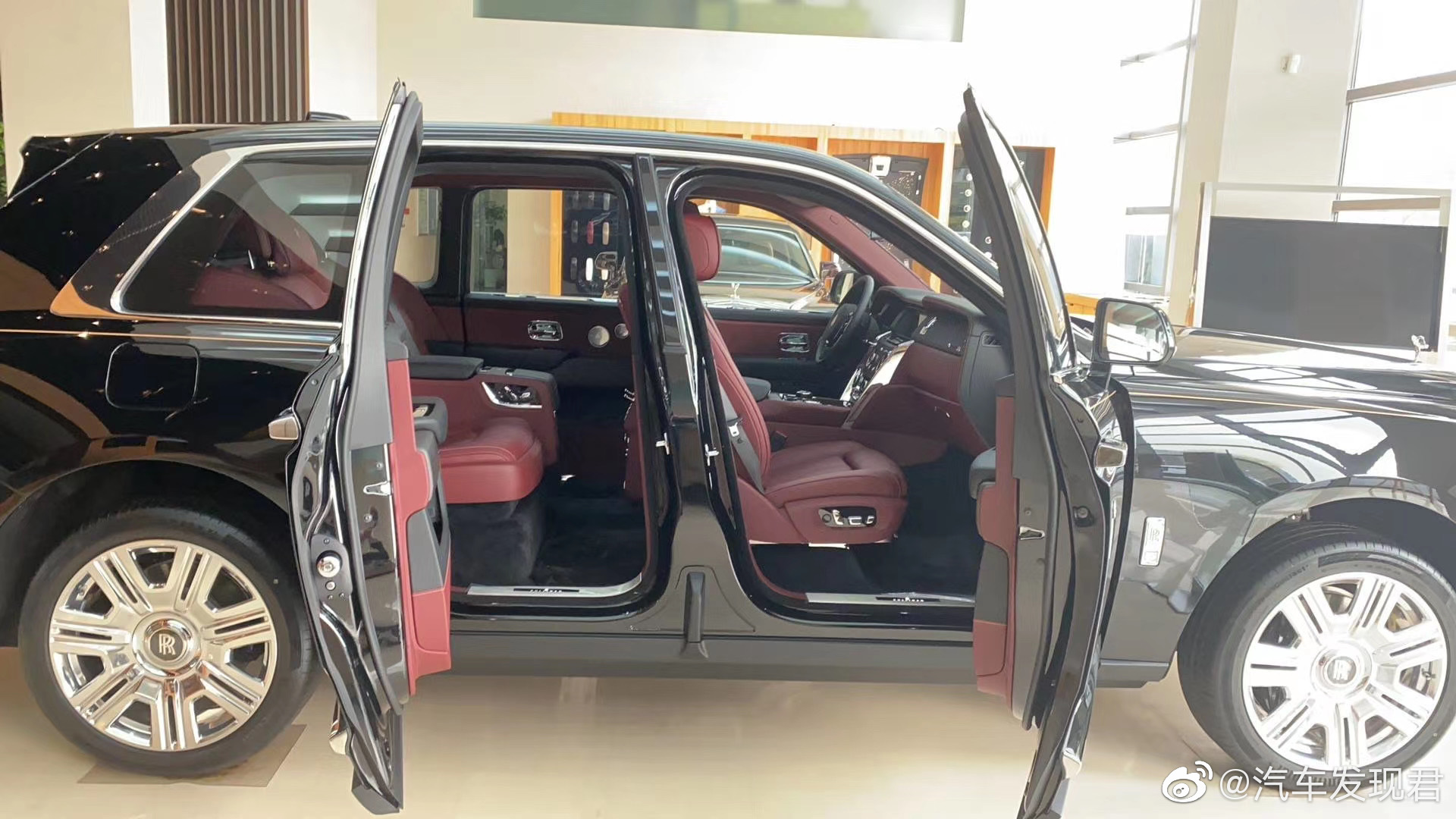 每天一组汽车美图：库里南黑红四座选配星空顶