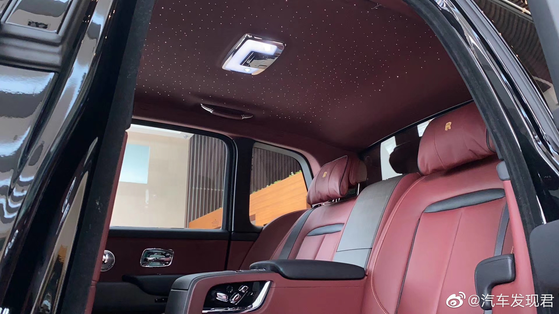 每天一组汽车美图：库里南黑红四座选配星空顶