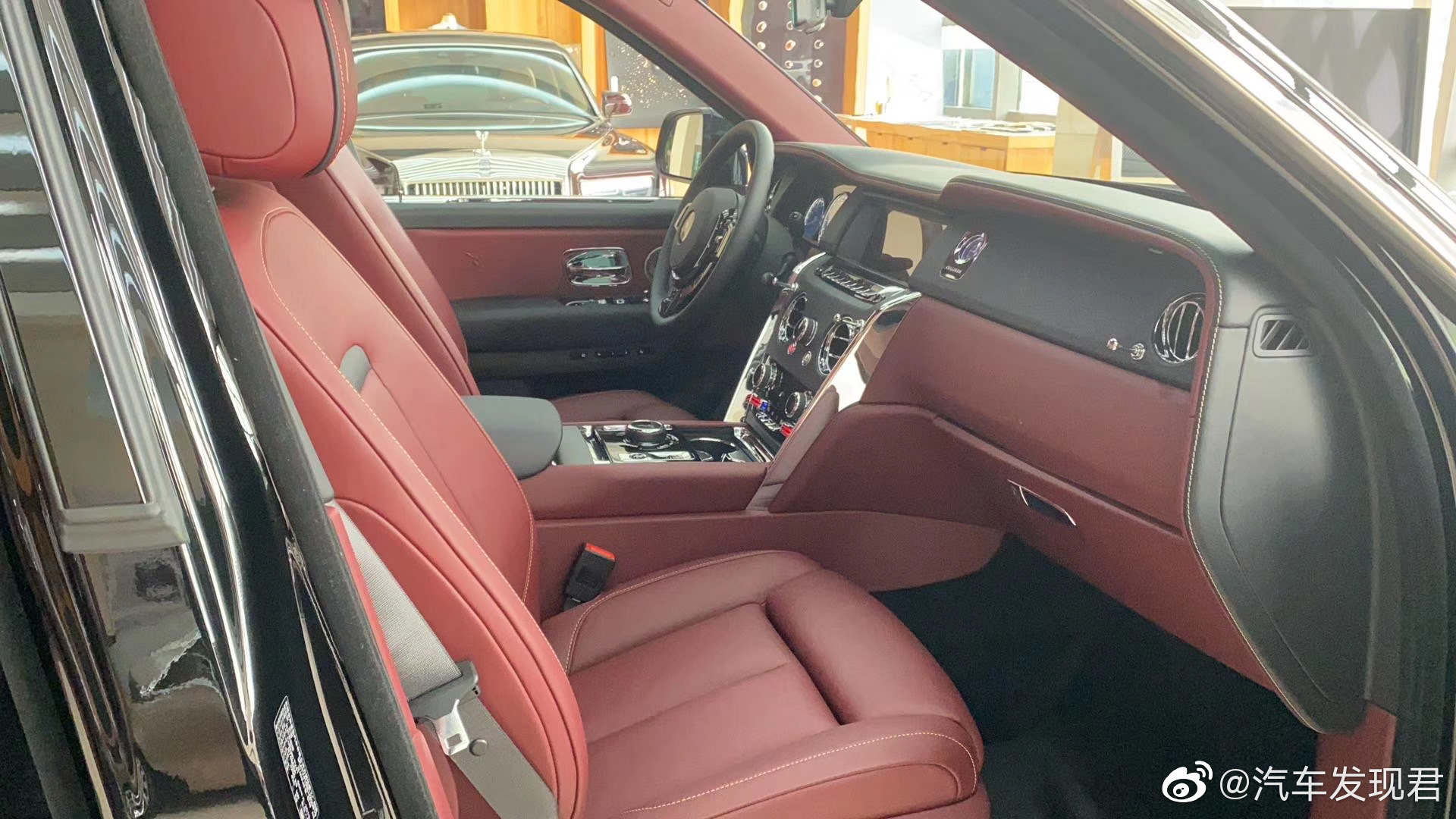 每天一组汽车美图：库里南黑红四座选配星空顶