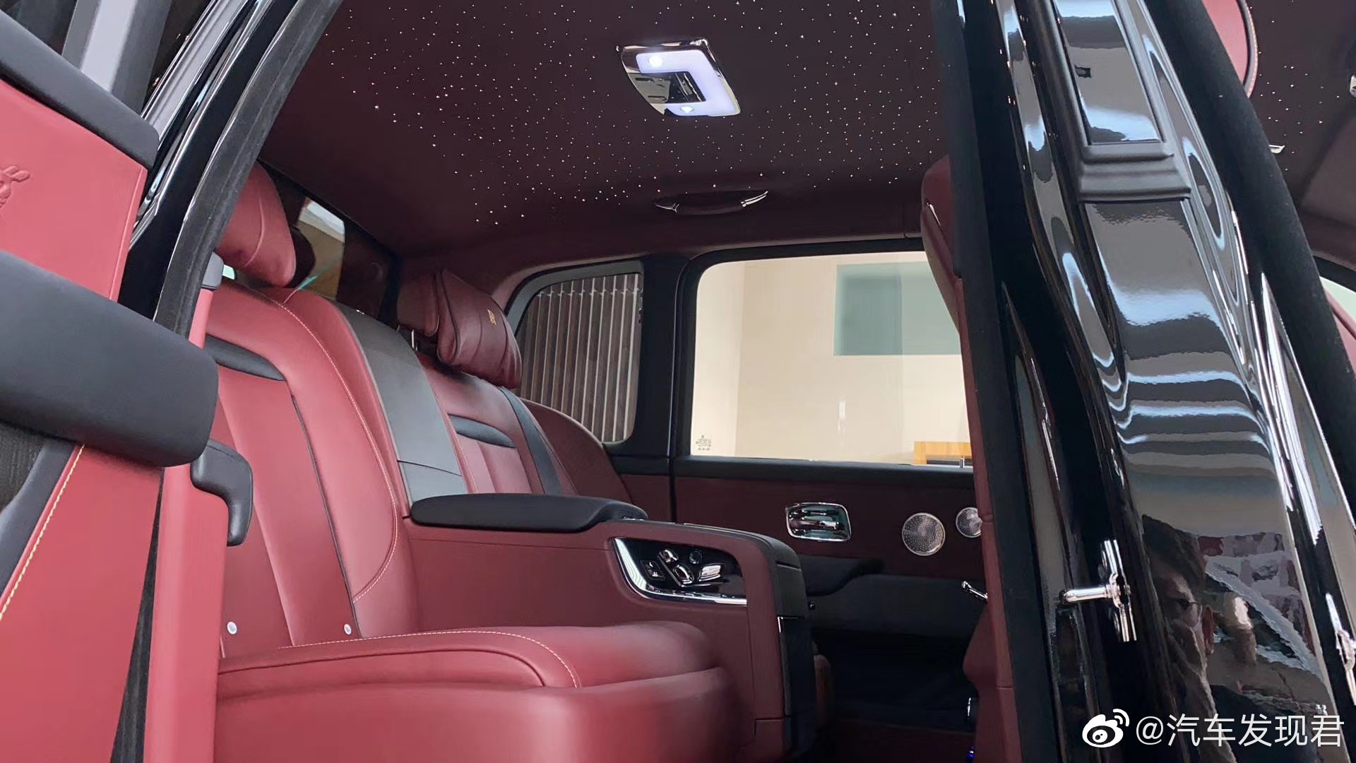 每天一组汽车美图：库里南黑红四座选配星空顶