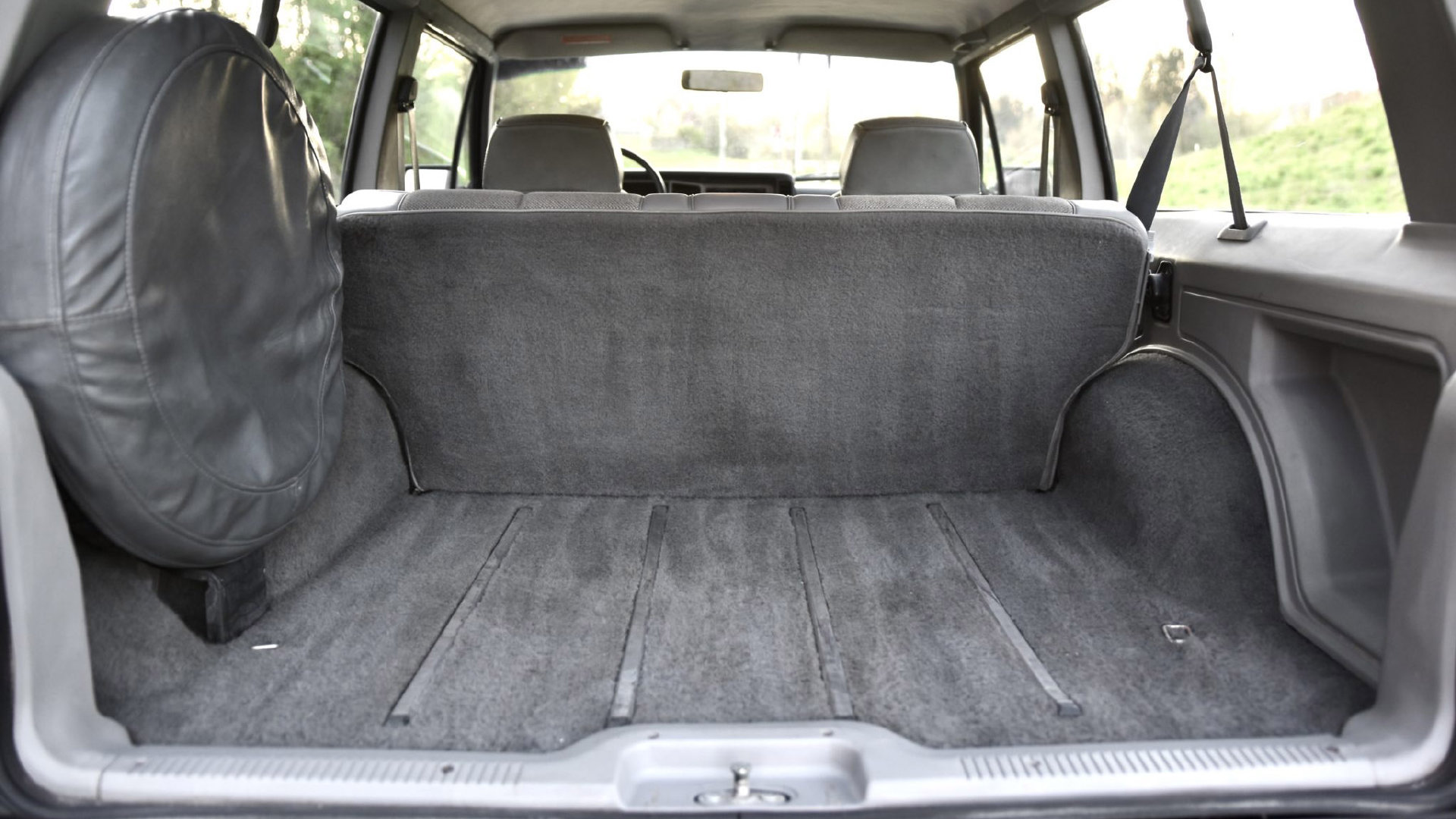 两门，5速手动，2英寸升高，30英寸AT胎，Jeep 切诺基。