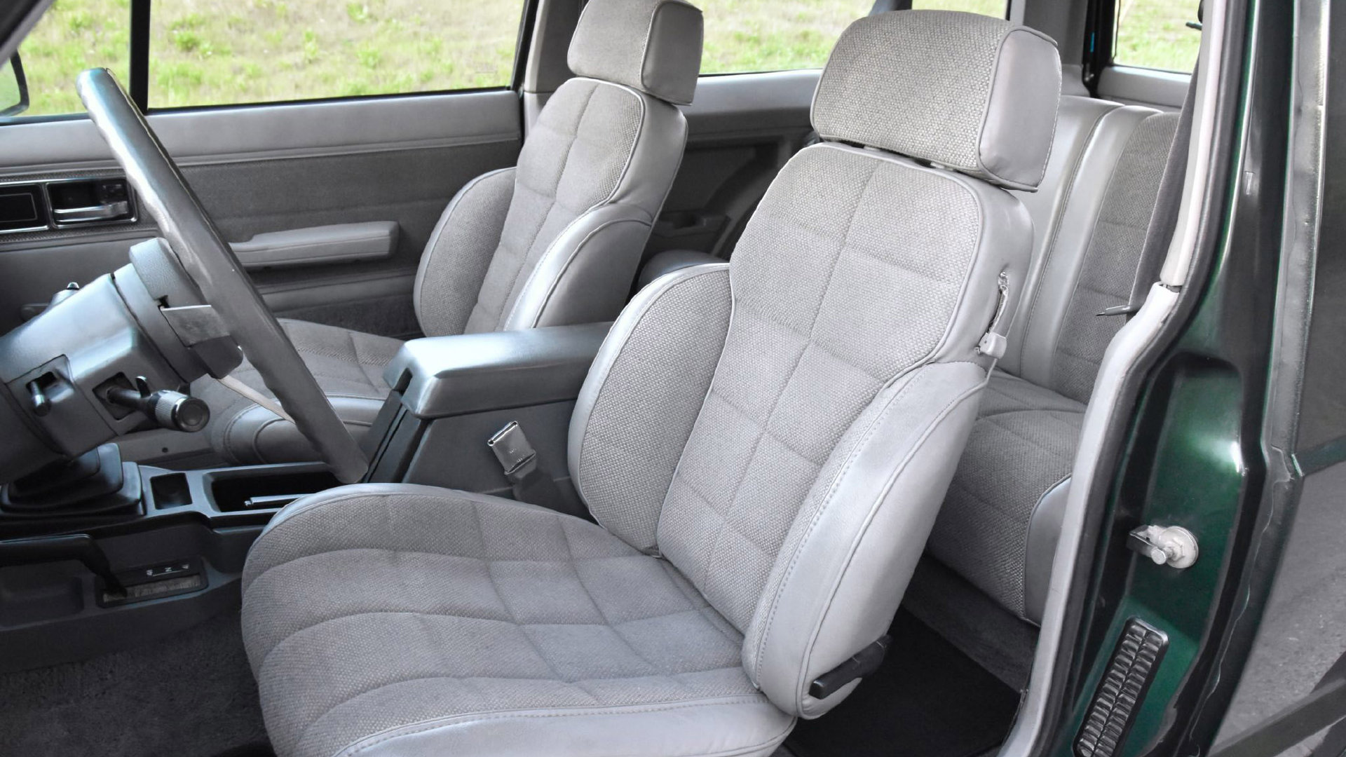 两门，5速手动，2英寸升高，30英寸AT胎，Jeep 切诺基。