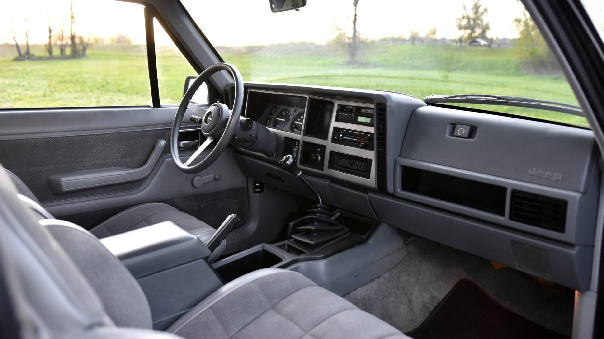 两门，5速手动，2英寸升高，30英寸AT胎，Jeep 切诺基。