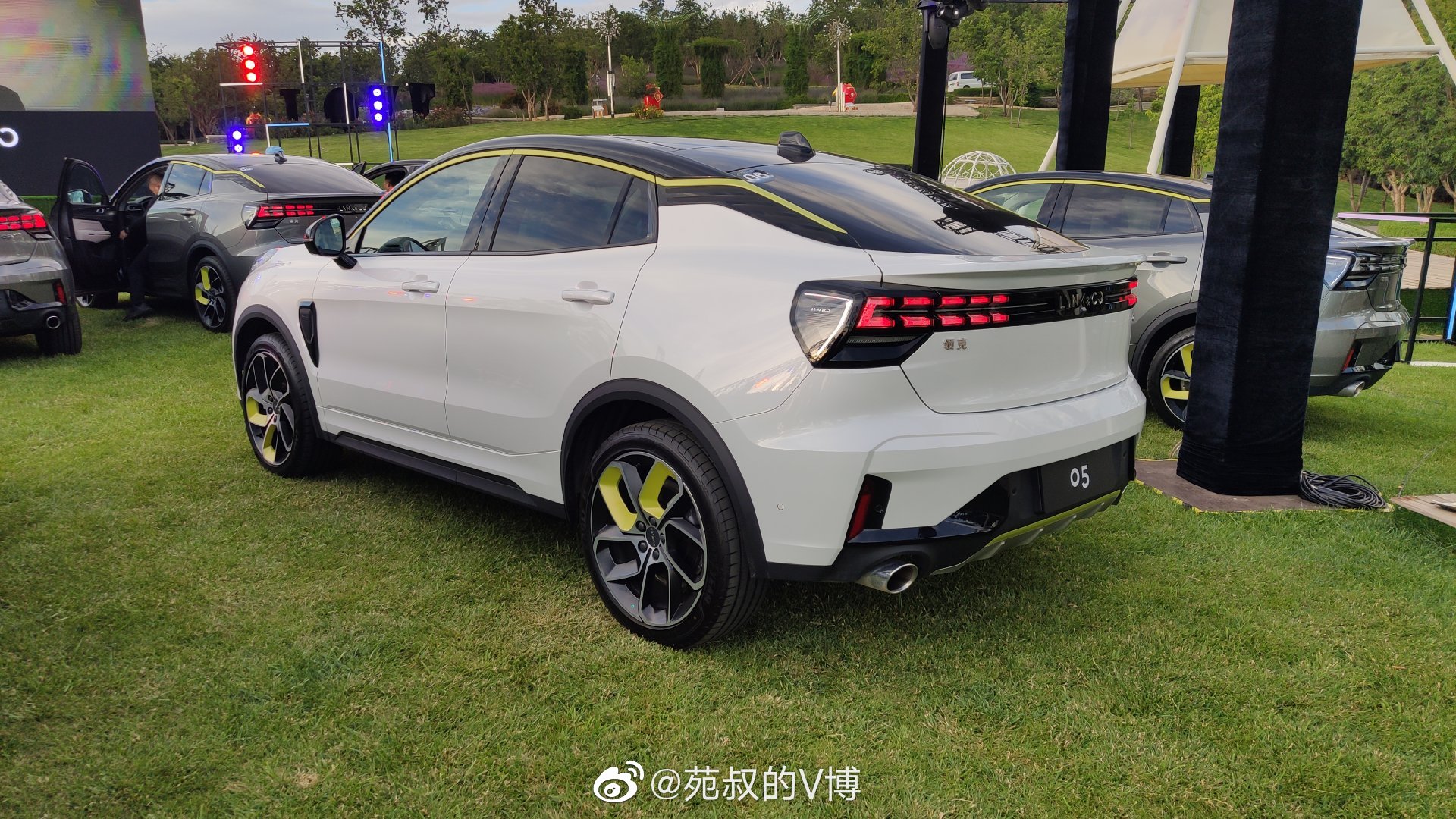 第一次见到白色的领克05蓝色园区元素黄色元素的都见到了