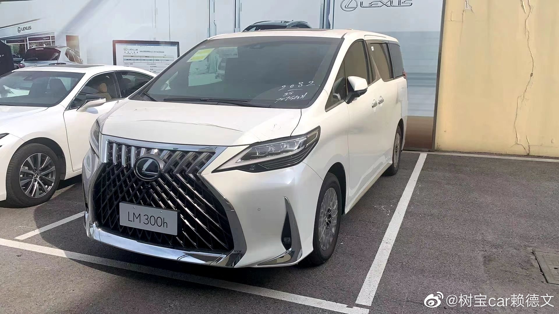 雷克萨斯LM300h 四座 七座版本，颜色齐全。