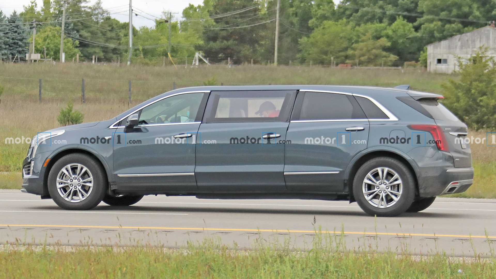 凯迪拉克XT5六门版豪华房车正在路试