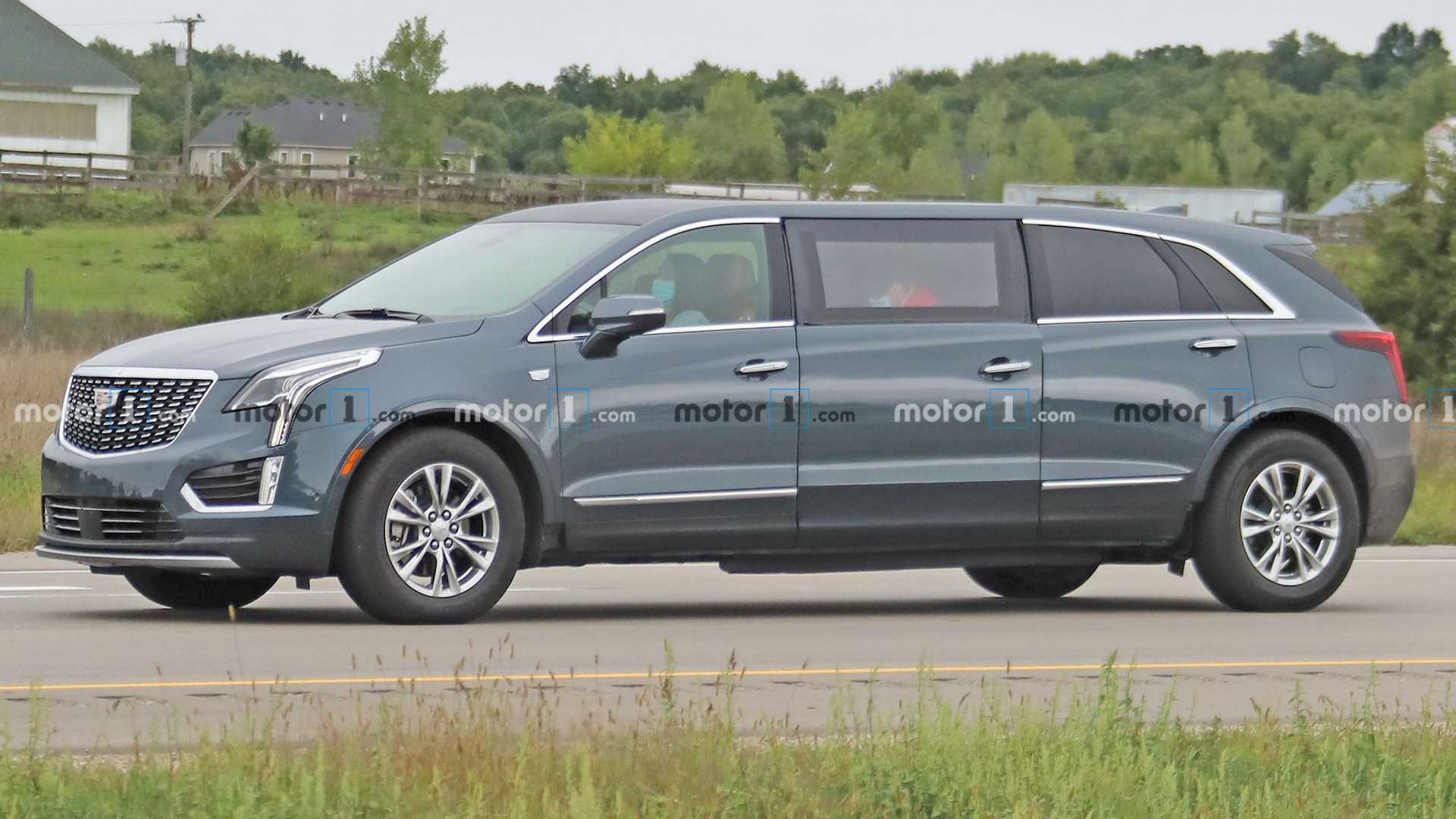 凯迪拉克XT5六门版豪华房车正在路试