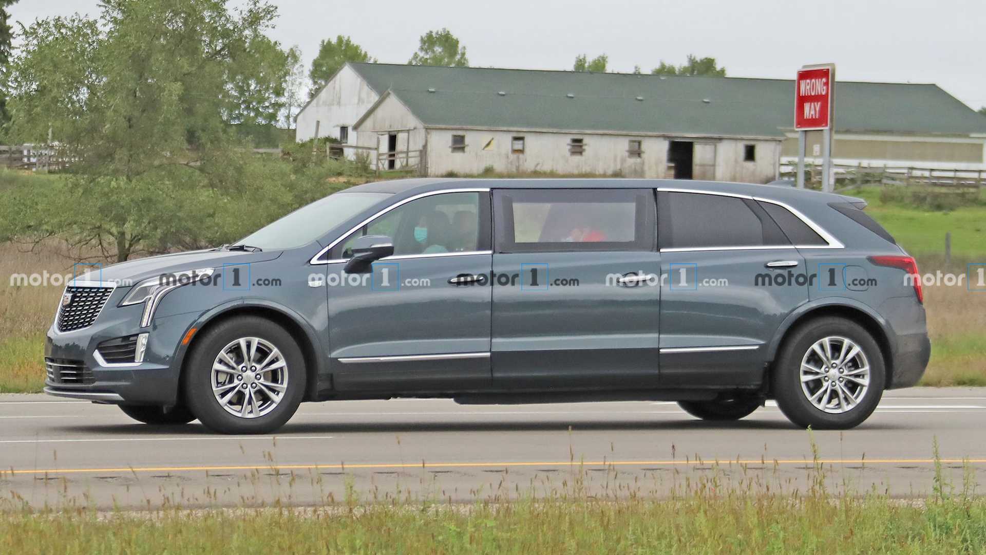 凯迪拉克XT5六门版豪华房车正在路试