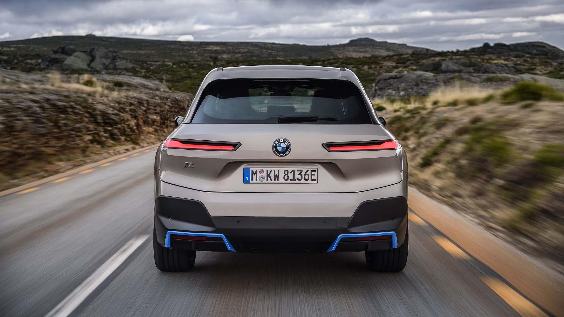 好看的汽车图片：宝马中大型电动SUV iX来了