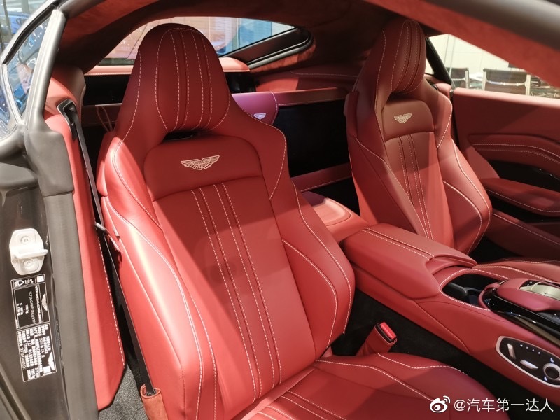 阿斯顿马丁 Vantage 量子银/典藏红