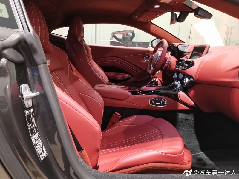 阿斯顿马丁 Vantage 量子银/典藏红