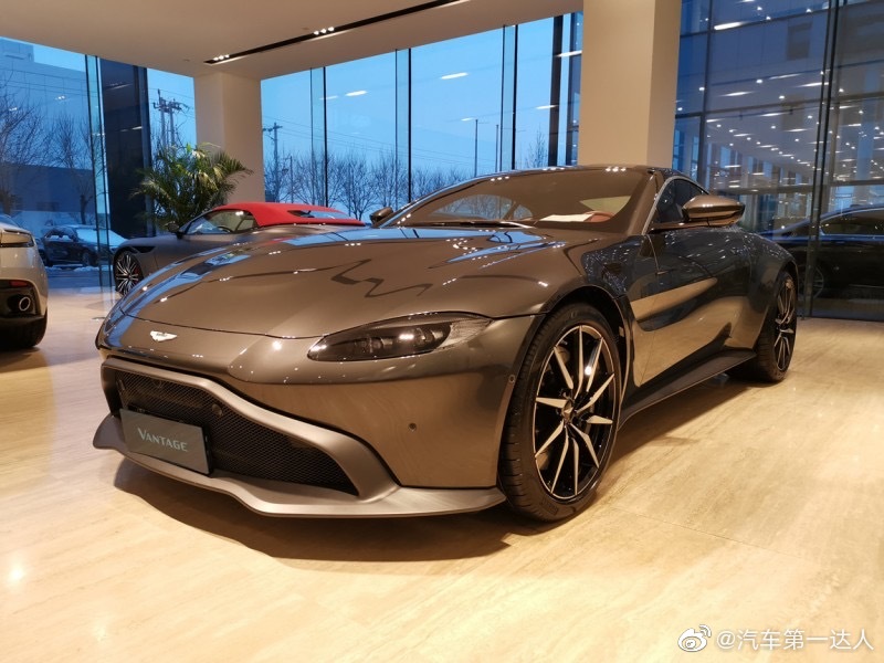 阿斯顿马丁 Vantage 量子银/典藏红