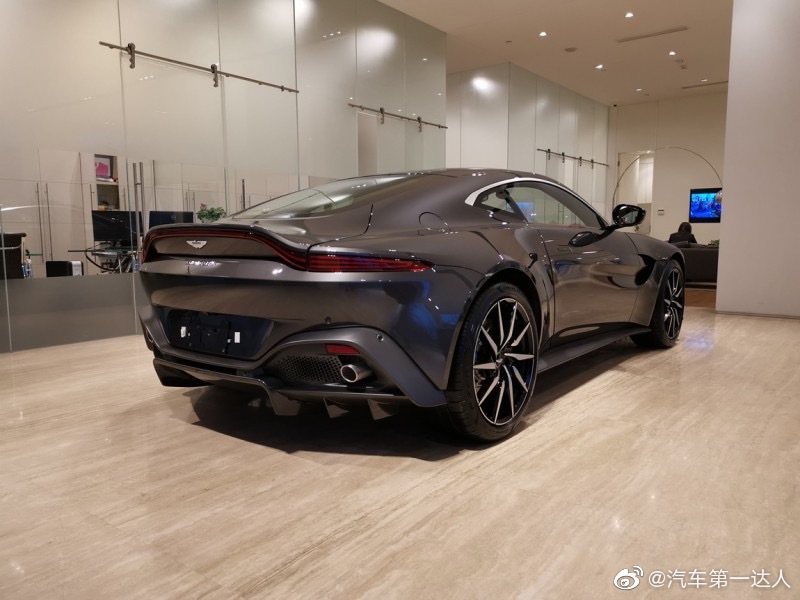 阿斯顿马丁 Vantage 量子银/典藏红