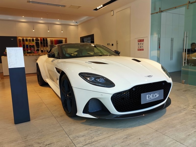 阿斯顿马丁 DBS 卷云白/雾霾蓝/浅银色
