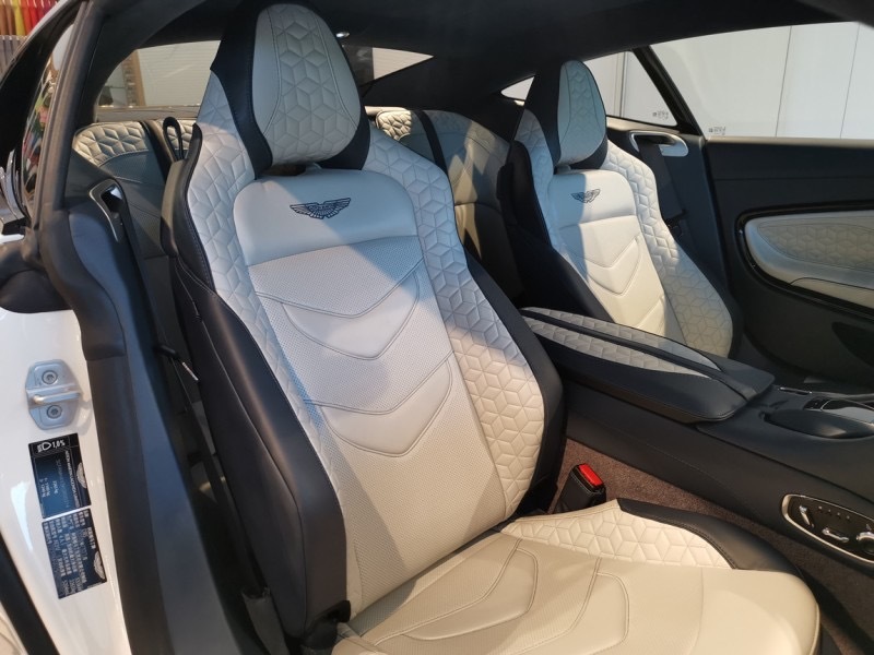 阿斯顿马丁 DBS 卷云白/雾霾蓝/浅银色