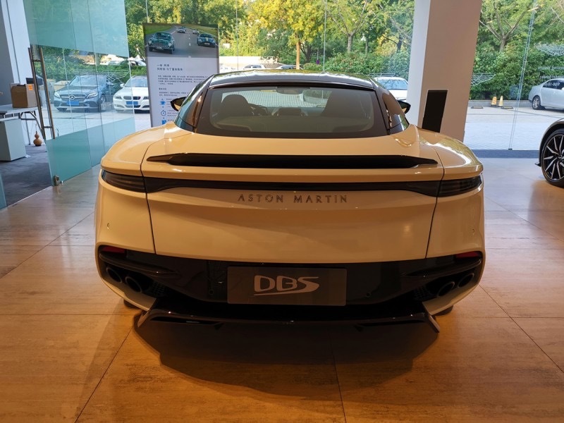 阿斯顿马丁 DBS 卷云白/雾霾蓝/浅银色