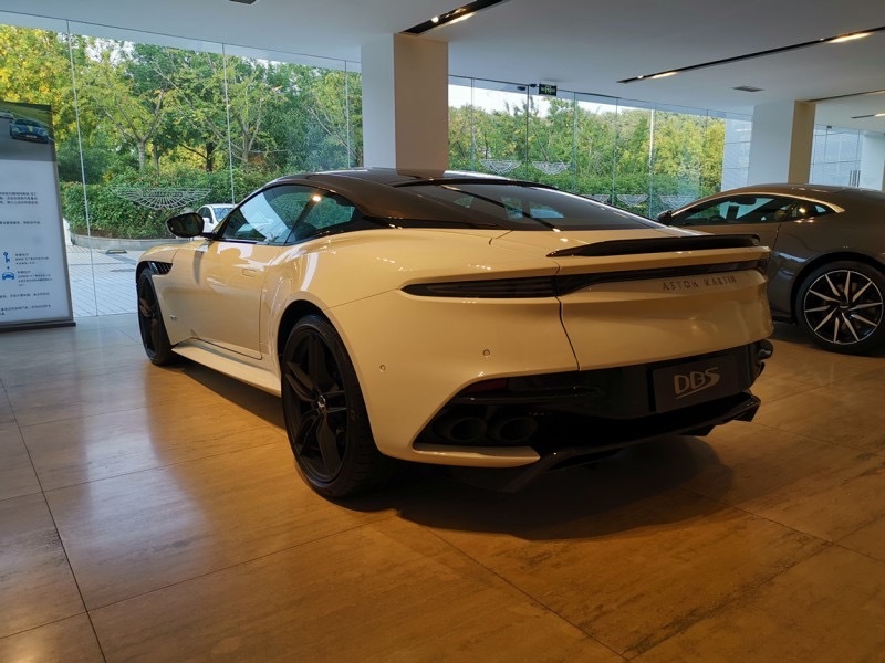 阿斯顿马丁 DBS 卷云白/雾霾蓝/浅银色