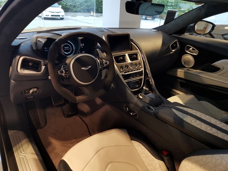 阿斯顿马丁 DBS 卷云白/雾霾蓝/浅银色