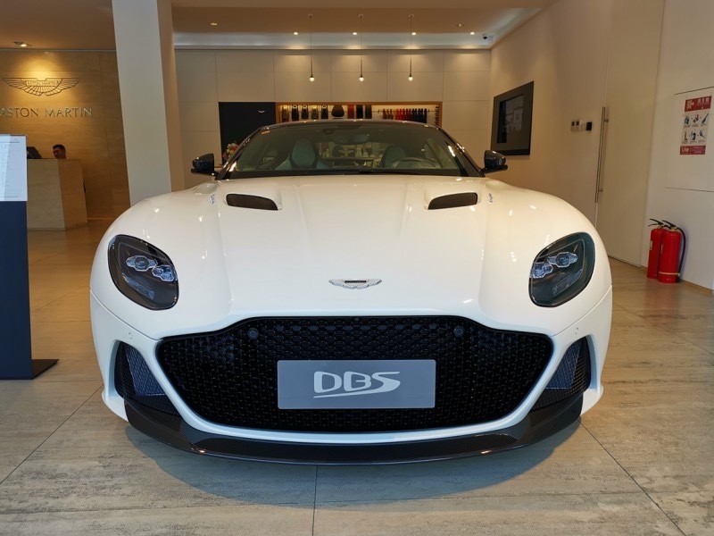 阿斯顿马丁 DBS 卷云白/雾霾蓝/浅银色