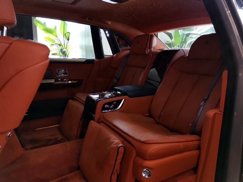 劳斯莱斯 幻影长轴版 明珠银/阿玛尼亚克棕/黑