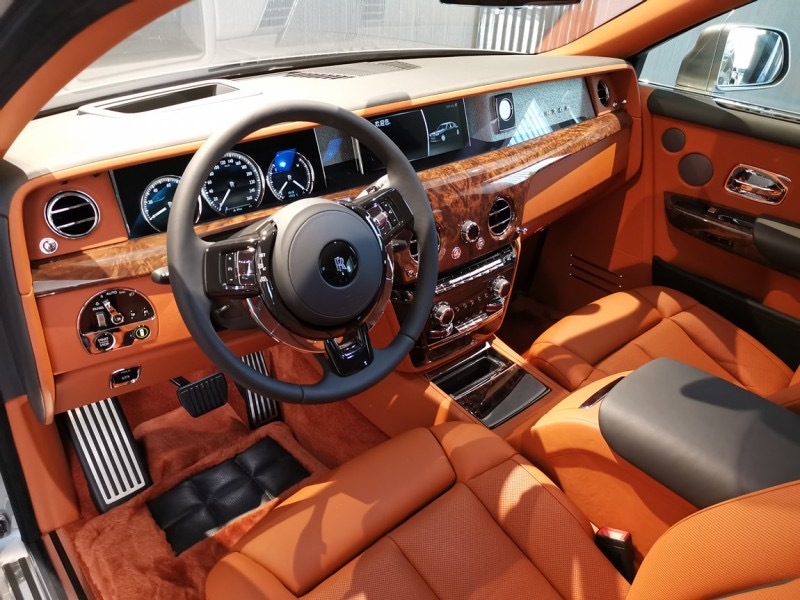 劳斯莱斯 幻影长轴版 明珠银/阿玛尼亚克棕/黑