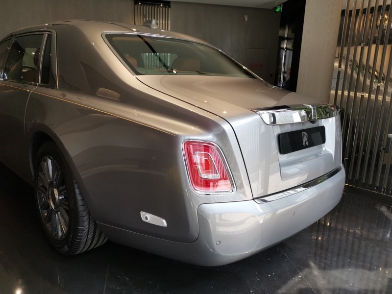 劳斯莱斯幻影长轴版明珠银阿玛尼亚克棕黑