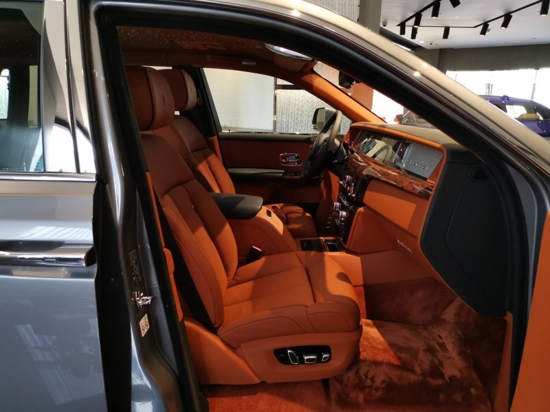 劳斯莱斯 幻影长轴版 明珠银/阿玛尼亚克棕/黑