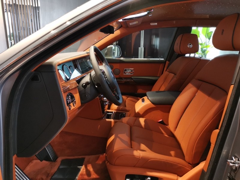 劳斯莱斯 幻影长轴版 明珠银/阿玛尼亚克棕/黑