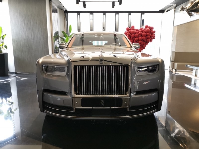 劳斯莱斯 幻影长轴版 明珠银/阿玛尼亚克棕/黑