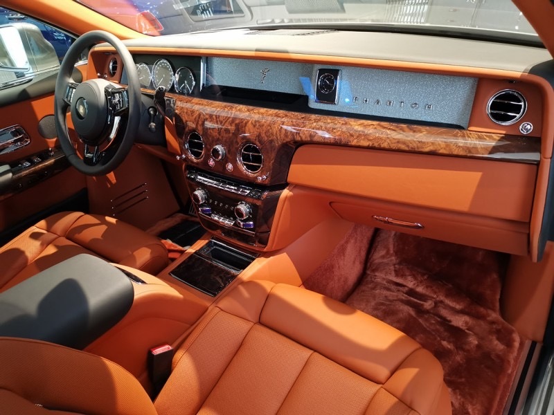 劳斯莱斯 幻影长轴版 明珠银/阿玛尼亚克棕/黑